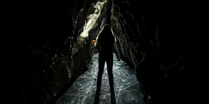 15 persoane au fost închise într-o peșteră întunecată și izolată pentru un experiment controversat de 40 de zile