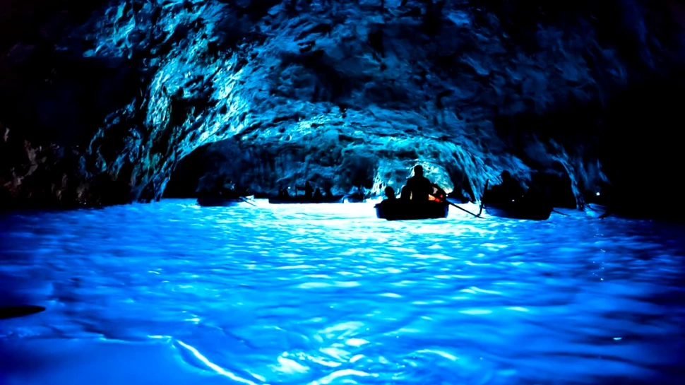 O geologie impresionantă: Peștera marină din Capri fascinează de mii de ani prin strălucirea apei sale