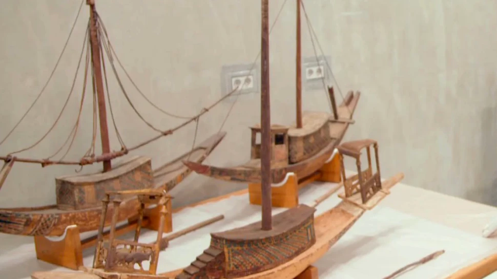Bărci în miniatură, menite pentru pescuitul lui Tutankhamon din lumea de dincolo, găsite într-o colecţie de muzeu