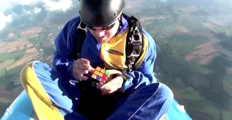 Cubul Rubik, rezolvat in cadere libera de la 6.000 de metri altitudine
