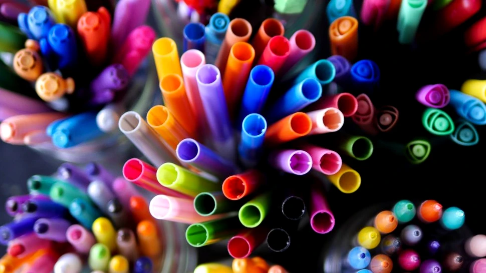 Adevăratul motiv pentru care există găuri în vârful capacelor de la pixuri