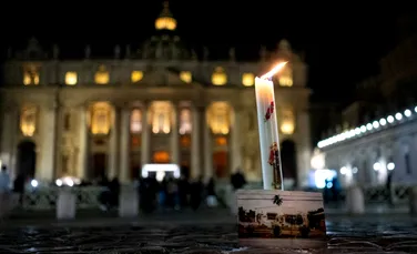 Credincioși din toată lumea se roagă pentru Papa Francisc, internat într-un spital din Roma