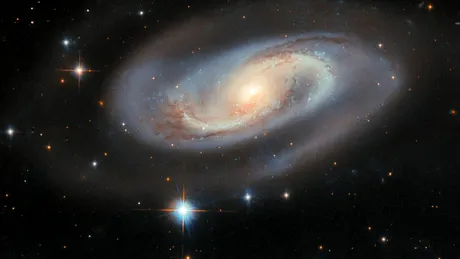 Telescopul Hubble a surprins o galaxie spirală care ascunde „un monstru” de proporții cosmice