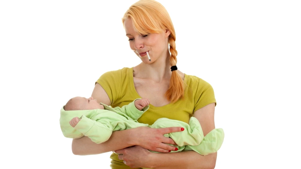 La ce riscuri sunt expuşi copiii cu părinţi fumători. Avertismentul medicilor: „Provoacă daune ireversibile”