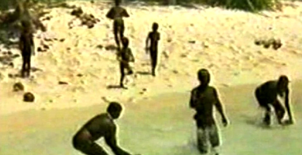 O înregistrare video prezintă gesturile agresive ale tribului care trăieşte izolat de peste 60.000 de ani