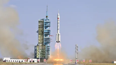 Racheta chineză Shenzhou-20, lansată cu succes. La bord se află trei astronauți
