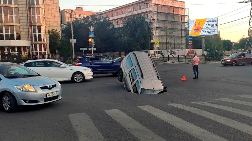 Un crater uriaș a apărut din senin în mijlocul unei străzi aglomerate din Rusia. O familie a scăpat în ultimul moment