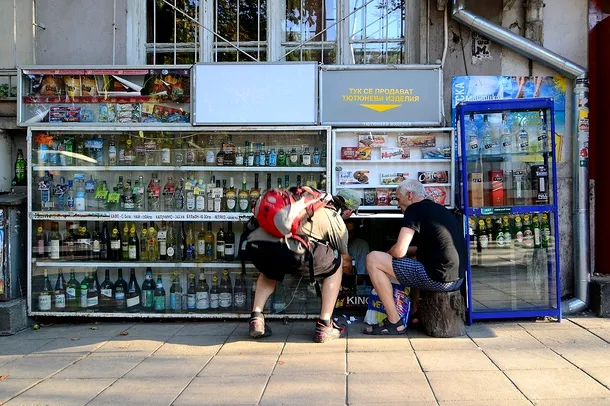 Magazinele din subsolurile blocurilor din Sofia