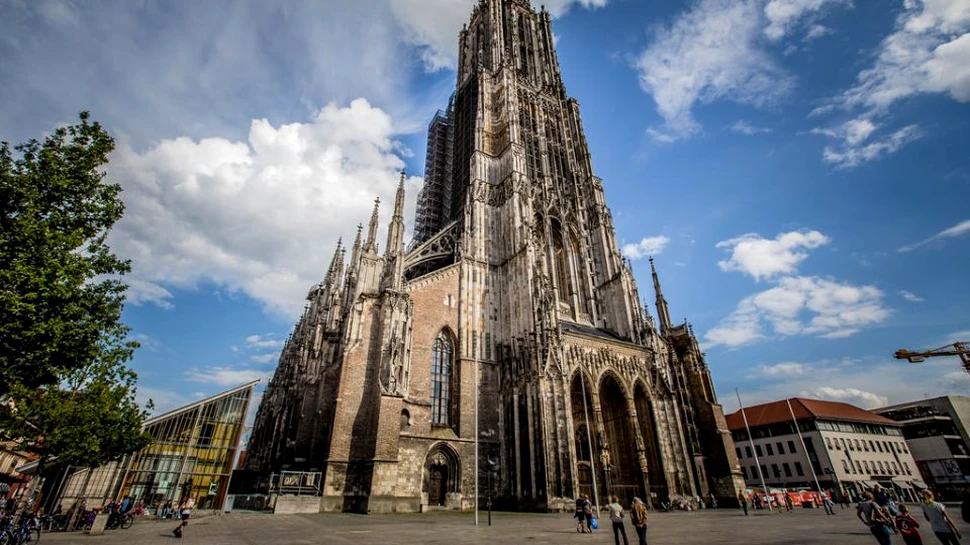 Cea mai înaltă biserică din lume se erodează din cauza persoanelor care urinează la baza ei