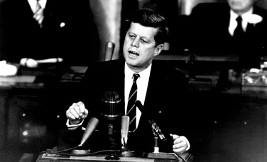 Trump a blocat cu câteva ore înainte de termenul-limită declasificarea tuturor documentelor privind asasinarea lui J. F. Kennedy. ”Sunt detalii care ar putea fi considerate stânjenitoare”. Ce informaţii au apărut în premieră