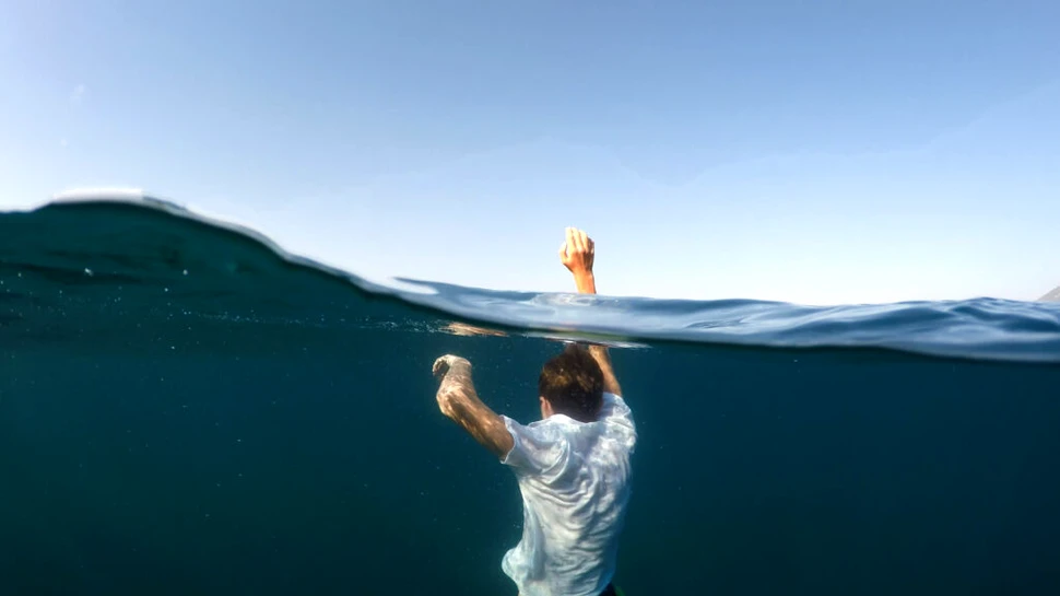 Un bărbat a fost salvat după mai bine de 15 ore petrecute în mare