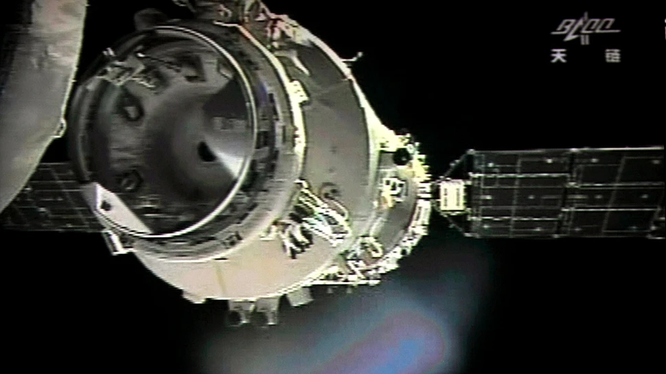 Capsula chinezească Shenzhou X s-a conectat cu laboratorul spaţial Tiangong-1