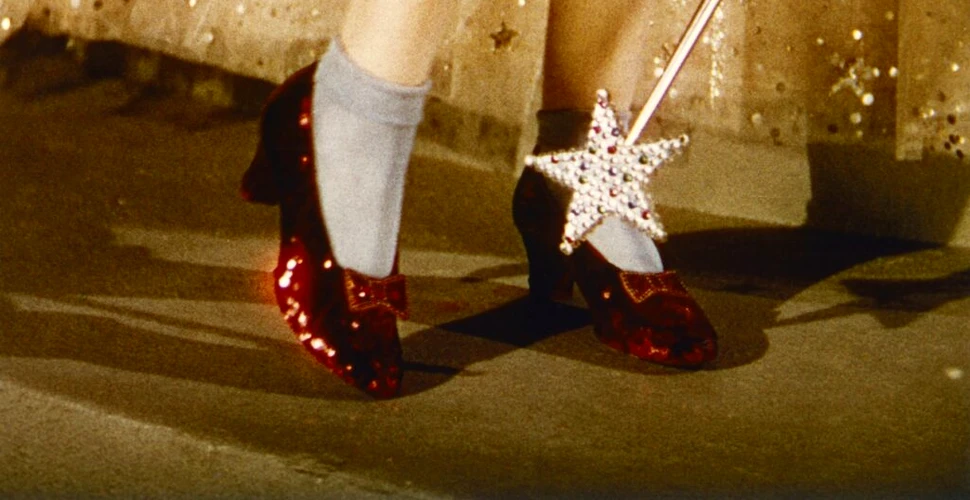 Un bărbat de 76 de ani ar fi ascuns timp de 13 ani pantofii lui Dorothy din „Vrăjitorul din Oz”