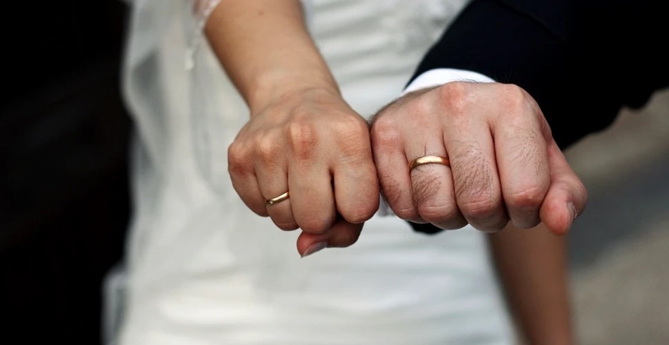 Căsătoria face bine: bărbaţii aflaţi în relaţii stabile au oase mai puternice