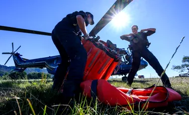 Armata elvețiană transportă apă cu elicopterul pentru animalele însetate de pe pajiștile alpine