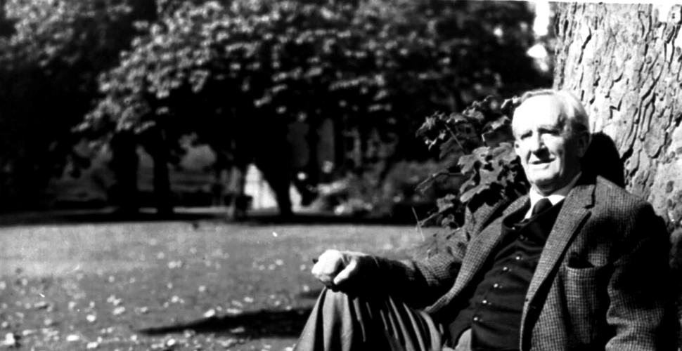 J.R.R. Tolkien, autorul uneia dintre cele mai frumoase cărți de fantezie – Stăpânul Inelelor. „Nu tot ce strălucește este aur și nu toți cei care rătăcesc sunt pierduți”