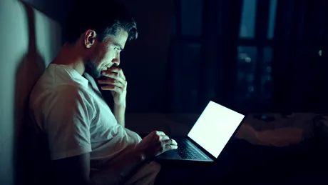 „Bedtime stacking”, trendul de pe TikTok care transformă patul într-un birou. De ce specialiștii nu îl recomandă