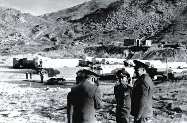 Ofiţeri URSS la Poligon, înainte de realizarea unor teste