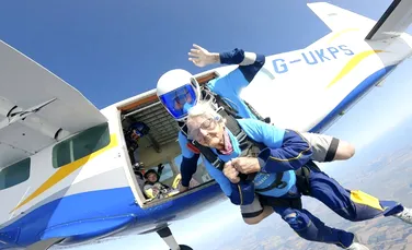 O femeie de 102 ani este cea mai bătrână parașutistă din Marea Britanie