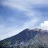 Un rus s-a fotografiat dezbrăcat pe un munte sacru din Indonezia