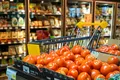 O țară europeană va plafona prețurile la sute de produse de bază