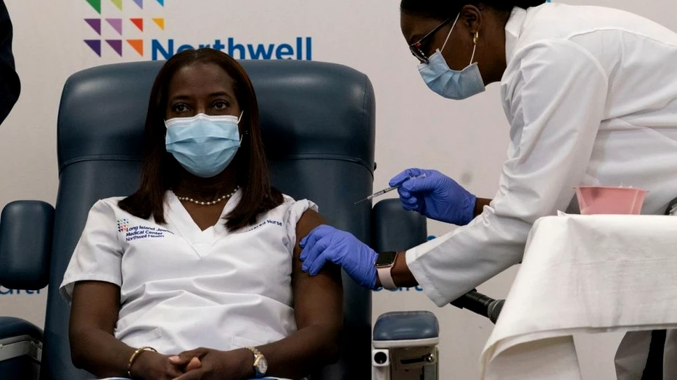 A început vaccinarea anti-COVID-19 în SUA. Cine a fost primul american imunizat