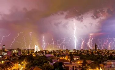 Fotografia care a devenit virală după furtuna de luni seară din Bucureşti