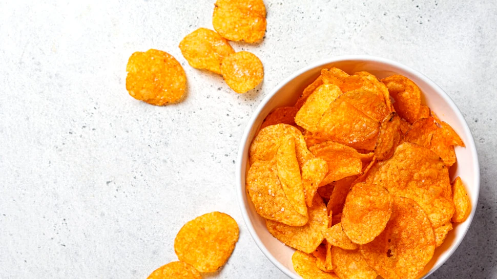 Mai mulți elevi au ajuns la spital după ce au mâncat chipsuri picante interzise celor sub 18 ani