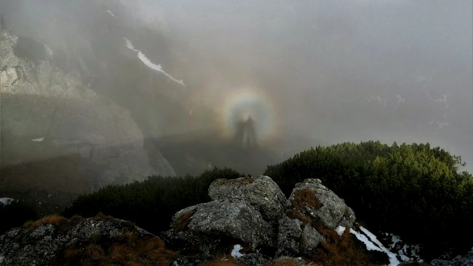 Fenomen extrem de rar surprins în Munții Bucegi: Umbra unui om a fost proiectată pe ceață