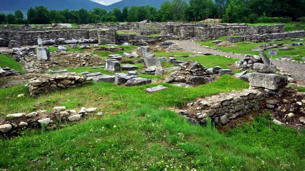 Ce fac unii din plictiseală? Un piteștean și-a scrijelit numele pe zidurile Cetății Sarmizegetusa