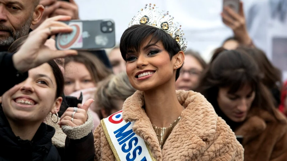Miss Franța 2024, hărțuită pe Internet. Emmanuel Macron a sărit în ajutorul ei