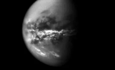 Atmosfera lui Titan, cel mai mare satelit natural al lui Saturn, se clatină în mod ciudat, au descoperit astronomii