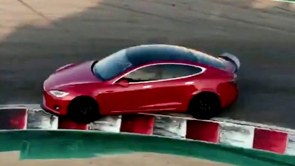 Noul prototip Tesla poate merge cu 320 km pe oră și are un spoiler retractabil