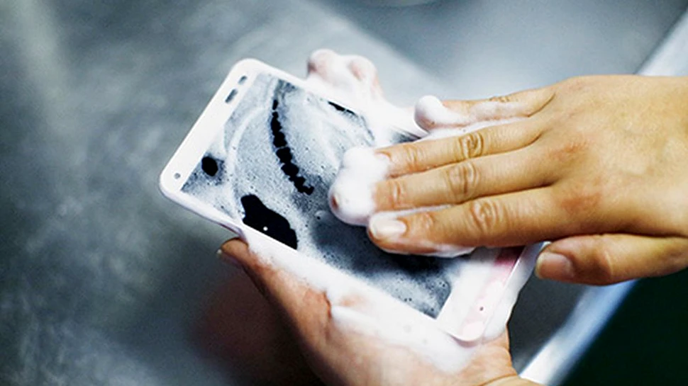 Primul smartphone care se spală cu apă şi săpun – VIDEO
