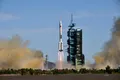 China va trimite sâmbătă trei astronauți pe noua stație spațială