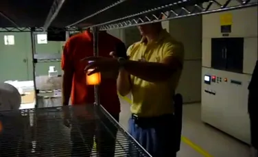 Proaspăt scos din cuptor: materialul care poate fi atins deşi a fost încălzit la 1200 de grade Celsius (VIDEO)