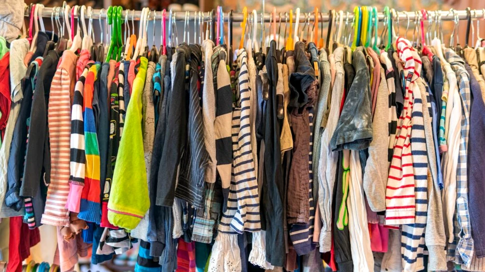 Cum se transformă cumpărăturile de haine second-hand într-o experiență urată