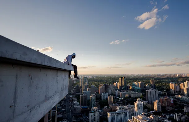 Oraşul văzut de la 300 de metri înălţime: imagini spectaculoase şi curajul nebunesc al unui fotograf