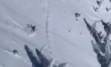 Momentul în care un schior a fost surprins de o avalanşă pe care a provocat-o chiar el, în Munţii Bucegi – VIDEO