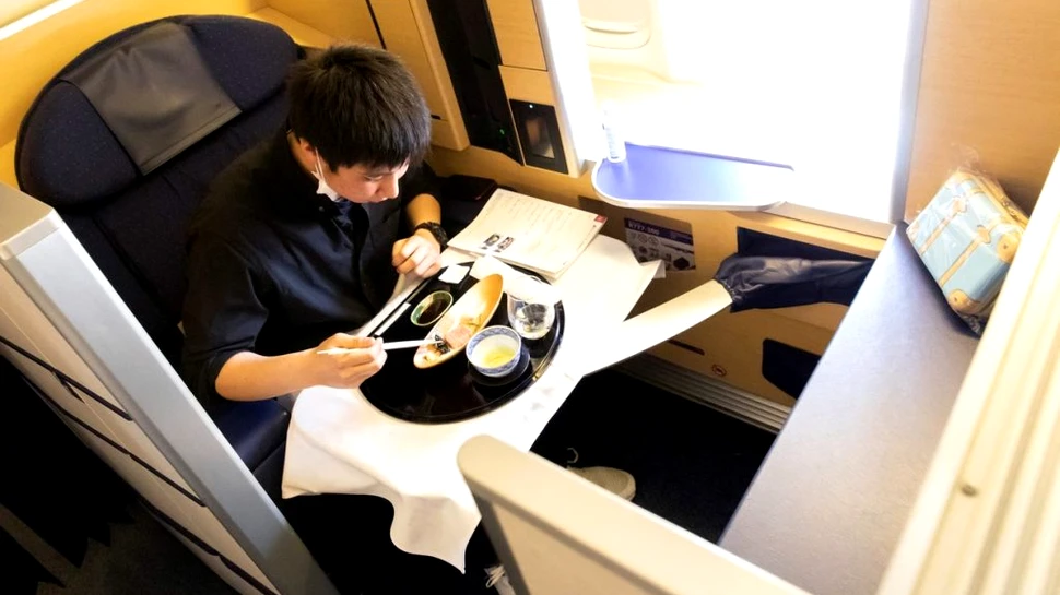 O masă într-un avion parcat se dovedește a fi un succes în Japonia. Cât costă experiența culinară