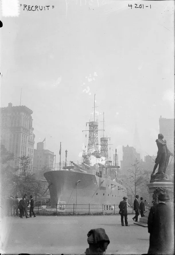 Un vas de război a fost poziţionat în cenrtul oraşului New York în 1917 pentru a îi îndemna de tineri să se înroleze