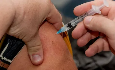 Johnson & Johnson testează vaccinul împotriva COVID-19 pe 60.000 de voluntari. De unde vor fi selectați