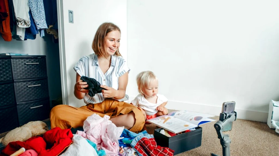 Cum reușesc magazinele să vândă hainele uzate?