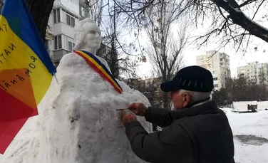 Bustul lui Mihai Eminescu, realizat din zăpadă de un gălăţean