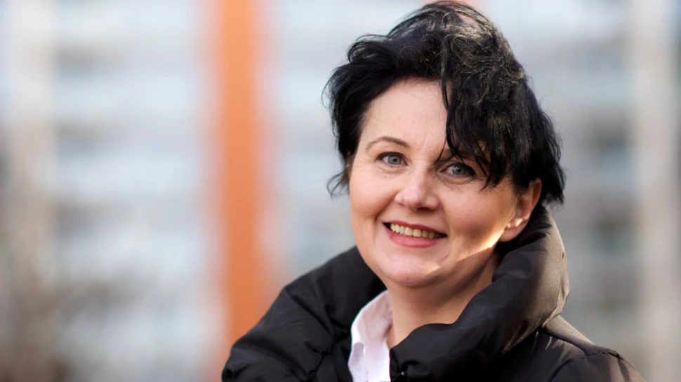 Români în Anglia: Povestea Mirelei despre serviciul de transfer de bani care i-a făcut viaţa mai uşoară