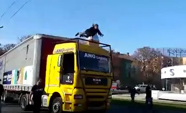 Un iluzionist din Timişoara a levitat deasupra unui tir de 13 tone, aflat în mers, fără şofer – VIDEO