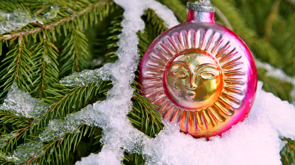 O istorie culturală a Crăciunului, dincolo de mituri și tradiții „eterne”. Cum au apărtul cadourile, luminițele și decorațiunile?