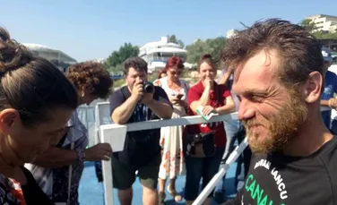 Avram Iancu, românul care străbate Dunărea înot, a ajuns la Galaţi şi mai are 150 de kilometri până la final