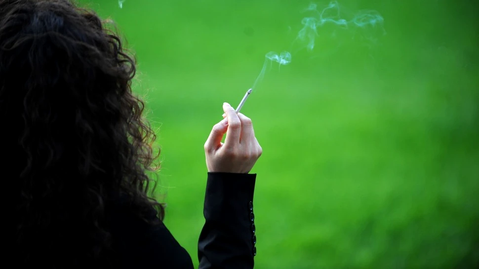 Femeile care fumează în timpul sarcinii îşi pun fiicele în mare pericol