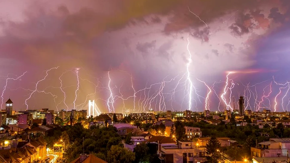 Fotografia care a devenit virală după furtuna de luni seară din Bucureşti
